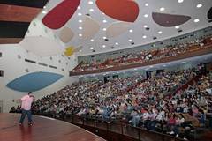 Estudiantes reunidos en el Aula Magna