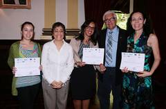 Al centro, la Directora de Información y Comunicaciones,  Maribel Dam, junto al Profesor Antonio Machado Allison, la Profesor María Eugenia Gil Beroes y el resto de las participantes en el Diplomado