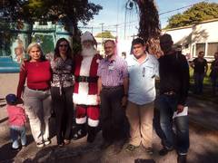 Deyanira Romero, secretaria general Sinatra UCV Maracay; Isis Vivas Pivat, decana Facultad de Ciencias Veterinarias; Eduardo Pérez, Santa Claus; Jesús Romero, director de escuela Facultad de Ingeniería Agronómica; Agustín Aveledo, director Dfipu y Sergio Luis Guerra, secretario de organización Sutra Maracay