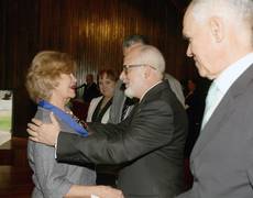 Vicerrector Académico de la UCV, Nicolás Bianco, presidió el acto/Ex- Secretaria de la UCV y miembro del equipo del Centro de Estudios de la Mujer, Alix García, recibe Orden “Universidad Central de Venezuela”