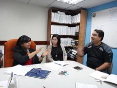 De Izquierda a Derecha: Betty Prieto, Marielena Colmenares y Alexis Rivas, discuten sobre el premio