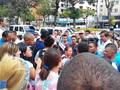 Concentración en las afueras de la universidad