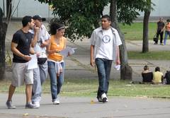 Estudiantes comprometidos con el mantenimiento de la UCV