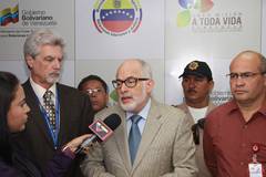 Vicerrector Académico de la UCV, Nicolás Bianco junto al Vicerrector Administratrivo, Bernardo Méndez y representantes del MPPRIJ. Foto cortesía de MPPRIJ