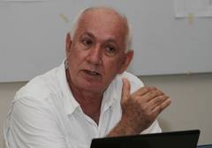 Arq. Pedro Romero en el Aula 111 de la F.A.U.