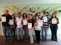 Personal del IEJB recibiendo su certificado