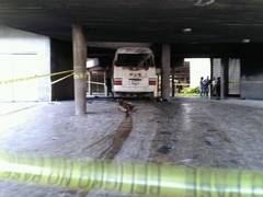 La obra de Oswaldo Vigas, ubicada en uno de los laterales del edificio del Rectorado, sufrió importantes daños tras el incendio del autobús por parte de grupos encapuchados