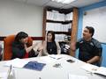 De Izquierda a Derecha: Betty Prieto, Marielena Colmenares y Alexis Rivas, discuten sobre el premio
