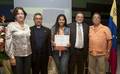 La dirigente estudiantil, Sairam Rivas, acompañada por representantes de la FAPUV, APUCV, el RectoLa labor periodística en pro de la Paz de la Dirección de Información y Comunicaciones fue reconocidarado y el Centro para la Paz y