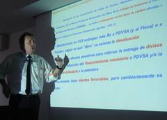 Economista Francisco Vivancos durante su ponencia y Miembros del Club Macroeconomía, junto al profesor Francisco Vivancos y el Director del Instituto de Investigaciones “Rodolfo Quintero”.