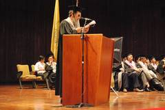 El Decano de la FHE, Profesor Vincenzo Piero Lo Monaco presidio el acto de imposición de medallas en el Aula Magna