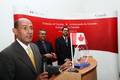 El Padre Raúl Herrera, del centro para la Paz de la UCV, el Consejero de la Embajada de Canadá, David Da Silva, junto a los galardonados