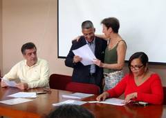 Decana de FaCES, Adelaida Struck, entrega reconocimiento a profesores que ascendieron en el escalafón