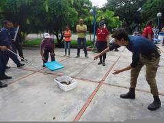 Los participantes tuvieron la oportunidad de manipular serpientes bajo la supervisión de los Bomberos UCV