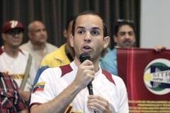 Presidente de la FCU-UCV, toma la palabra en Asamblea de profesores y trabajadores (FOTO: Jordana Ochoa)