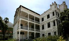 Fachada de la Escuela de Enfermería ubicada en Sebucán, Lic. Maribel Osorio, Directora de la Escuela de Enfermería de la UCV y Estudiantes de la Escuela de Enfermería de la UCV, respectivamente